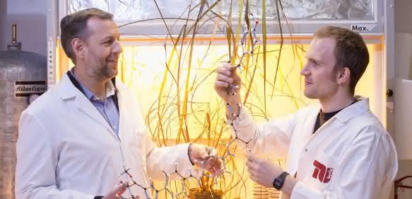 Prof. Dr. Roderich Süssmuth (links) und Daniel Petras