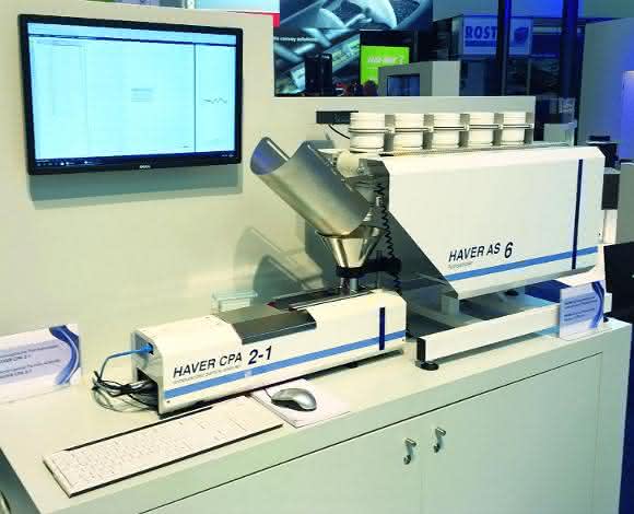 In Kombination: Der Autosampler Haver AS6 (für bis zu sechs Proben) mit dem Laborgerät Haver CPA 2-1 für die dynamische Bildanalyse (Bild: Haver & Boecker OHG).