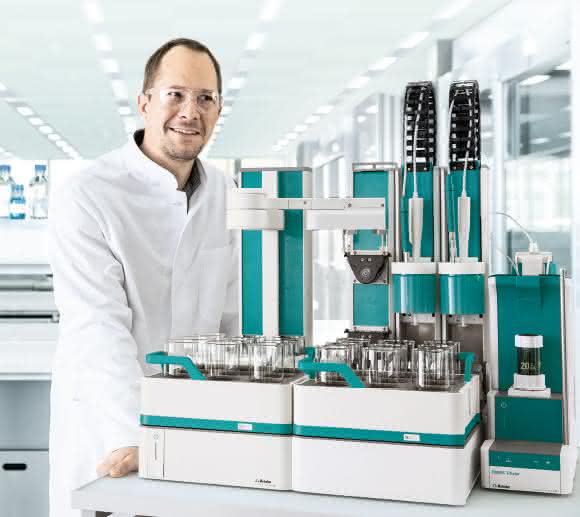 Die Titrationsplattform Omnis kann maximal 175 Proben abarbeiten und dabei bis zu vier Analysen gleichzeitig durchführen. Die Titrationsplattform Omnis kann maximal 175 Proben abarbeiten und dabei bis zu vier Analysen gleichzeitig durchführen.