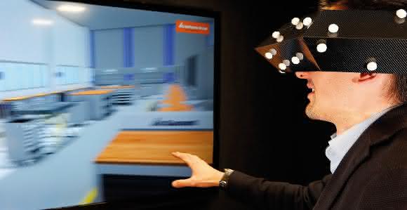 Mann mit VR-Brille Per VR-Brille die Betriebsstätte begehen