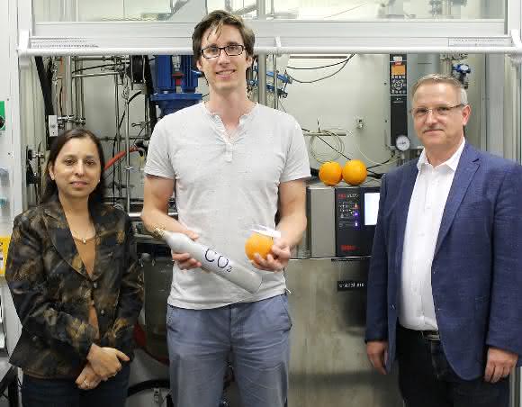 Das Autorenteam der neuen Studie in einem Labor der Bayreuther Polymerforschung: Prof. Dr. Seema Agarwal, Oliver Hauenstein M.Sc. und Prof. Dr. Andreas Greiner (v.l.). Dahinter ein Reaktor zur Polymersynthese (Foto: Christian Wißler). Das Autorenteam der neuen Studie in einem Labor der Bayreuther Polymerforschung: Prof. Dr. Seema Agarwal, Oliver Hauenstein M.Sc. und Prof. Dr. Andreas Greiner (v.l.). Dahinter ein Reaktor zur Polymersynthese (Foto: Christian Wißler).