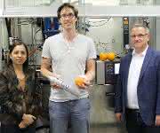 Das Autorenteam der neuen Studie in einem Labor der Bayreuther Polymerforschung: Prof. Dr. Seema Agarwal, Oliver Hauenstein M.Sc. und Prof. Dr. Andreas Greiner (v.l.). Dahinter ein Reaktor zur Polymersynthese (Foto: Christian Wißler). Das Autorenteam der neuen Studie in einem Labor der Bayreuther Polymerforschung: Prof. Dr. Seema Agarwal, Oliver Hauenstein M.Sc. und Prof. Dr. Andreas Greiner (v.l.). Dahinter ein Reaktor zur Polymersynthese (Foto: Christian Wißler).