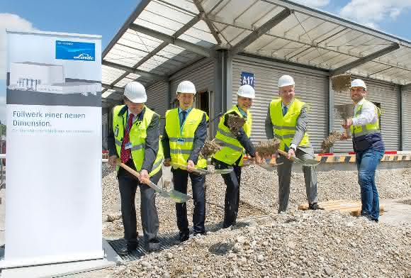 Spatenstich für das neue Füllwerk (von links): Dr. Dirk Hupperich, Head of Speciality Gases, Region Central Europe, Christoph Böck, Bürgermeister Unterschleißheim, Olaf Reckenhofer, Geschäftsführer Linde Gas Region Central Europe, Dr. Steffen Richter, Head of Cylinder Operations, Region Central Europe, Christian Ampenberger, Leiter Füllwerkzentrum München. (Quelle: Linde) Spatenstich für das neue Füllwerk (von links): Dr. Dirk Hupperich, Head of Speciality Gases, Region Central Europe, Christoph Böck, Bürgermeister Unterschleißheim, Olaf Reckenhofer, Geschäftsführer Linde Gas Region Central Europe, Dr. Steffen Richter, Head of Cylinder Operations, Region Central Europe, Christian Ampenberger, Leiter Füllwerkzentrum München. (Quelle: Linde)