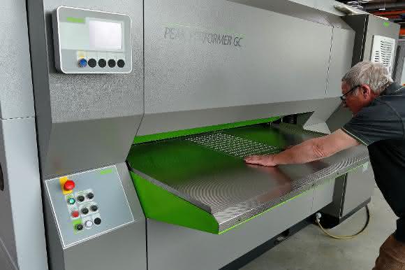 Der Richtmeister an der Teilerichtmaschine „Peak Performer GC“ Der Richtmeister an der Teilerichtmaschine „Peak Performer GC“