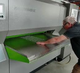 Der Richtmeister an der Teilerichtmaschine „Peak Performer GC“