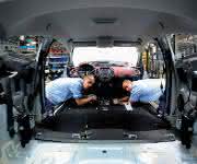 Arbeit in der Automobilproduktion