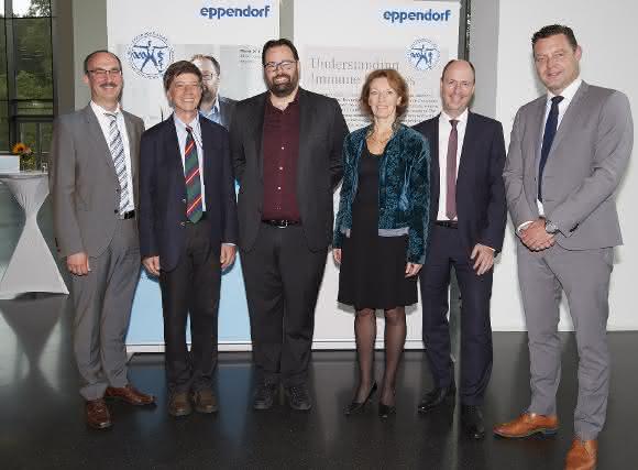 Verleihung des Eppendorf Award for Young European Investigators 2016 (von links): Axel Jahns (Eppendorf AG), Reinhard Jahn (MPI for Biophysical Chemistry), Adrian Liston (VIB/KU Leuven), Maria Leptin (EMBO), Wilhelm Plüster (Eppendorf AG) und Bas Poirters (Eppendorf Nederland & Eppendorf Belgium). (©EMBL Photolab) Verleihung des Eppendorf Award for Young European Investigators 2016 (von links): Axel Jahns (Eppendorf AG), Reinhard Jahn (MPI for Biophysical Chemistry), Adrian Liston (VIB/KU Leuven), Maria Leptin (EMBO), Wilhelm Plüster (Eppendorf AG) und Bas Poirters (Eppendorf Nederland & Eppendorf Belgium). (©EMBL Photolab)