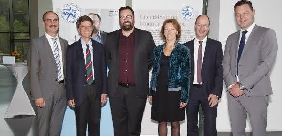 Verleihung des Eppendorf Award for Young European Investigators 2016 (von links): Axel Jahns (Eppendorf AG), Reinhard Jahn (MPI for Biophysical Chemistry), Adrian Liston (VIB/KU Leuven), Maria Leptin (EMBO), Wilhelm Plüster (Eppendorf AG) und Bas Poirters (Eppendorf Nederland & Eppendorf Belgium). (©EMBL Photolab)