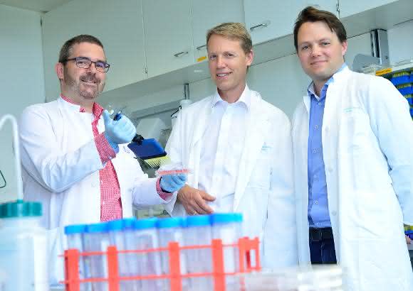 Das Team (von links): Dr. Jasper van den Boorn, Prof. Dr. Gunther Hartmann und Prof. Dr. Veit Hornung im Labor des Instituts für Klinische Chemie und Klinische Pharmakologie des Universitätsklinikums Bonn. (© Foto: Rolf Müller / Ukom UKB)