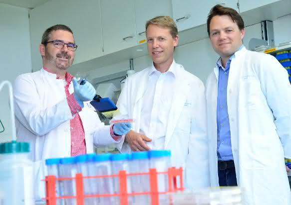 Das Team (von links): Dr. Jasper van den Boorn, Prof. Dr. Gunther Hartmann und Prof. Dr. Veit Hornung im Labor des Instituts für Klinische Chemie und Klinische Pharmakologie des Universitätsklinikums Bonn. (© Foto: Rolf Müller / Ukom UKB)