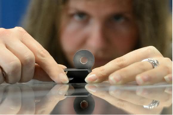 Erstautorin Dr. Annkatrin Sommer (MPQ) mit einer Glas-Probe. (Bild: Thorsten Naeser / MPQ)