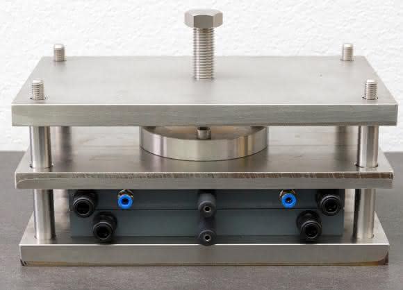 Nur aus Luft und Wasser stellen Fraunhofer-Forscher in dieser elektrolytischen Zelle mit Strom Wasserstoffperoxid für den dezentralen Einsatz her. (© Foto Fraunhofer IGB)