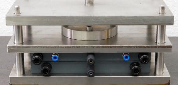Nur aus Luft und Wasser stellen Fraunhofer-Forscher in dieser elektrolytischen Zelle mit Strom Wasserstoffperoxid für den dezentralen Einsatz her. (© Foto Fraunhofer IGB)