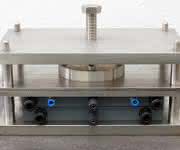 Nur aus Luft und Wasser stellen Fraunhofer-Forscher in dieser elektrolytischen Zelle mit Strom Wasserstoffperoxid für den dezentralen Einsatz her. (© Foto Fraunhofer IGB) Nur aus Luft und Wasser stellen Fraunhofer-Forscher in dieser elektrolytischen Zelle mit Strom Wasserstoffperoxid für den dezentralen Einsatz her. (© Foto Fraunhofer IGB)