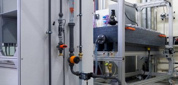 Die Elektrolysezelle ePhos® gewinnt Stickstoff und Phosphor rein elektrochemisch. Es müssen keine Chemikalien eingelagert werden. Das gesamte Verfahren ist sehr einfach zu handhaben. (© Foto Fraunhofer IGB) Die Elektrolysezelle ePhos® gewinnt Stickstoff und Phosphor rein elektrochemisch. Es müssen keine Chemikalien eingelagert werden. Das gesamte Verfahren ist sehr einfach zu handhaben. (© Foto Fraunhofer IGB)