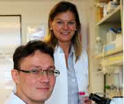 Prof. Dr. Karina Reiß (hinten) und Dr. Anselm Sommer, Exzellenzcluster Entzündungsforschung und Klinik für Dermatologie, Venerologie und Allergologie UKSH Kiel, erforschen Enzyme (Proteasen) und deren Hemmstoffe, die von Bedeutung für Entzündungskrankheiten sind. (Foto: Kerstin Nees)