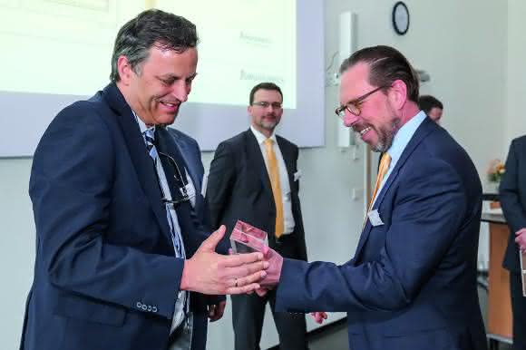 Steffen Zauner übergab Robert Lackermeier den Lieferantenpreis in der Kategorie „Hydraulik und E-Antriebe“. Steffen Zauner übergab Robert Lackermeier den Lieferantenpreis in der Kategorie „Hydraulik und E-Antriebe“