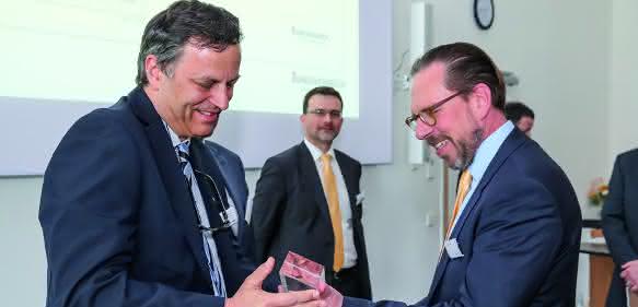 Steffen Zauner übergab Robert Lackermeier den Lieferantenpreis in der Kategorie „Hydraulik und E-Antriebe“