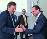 Steffen Zauner übergab Robert Lackermeier den Lieferantenpreis in der Kategorie „Hydraulik und E-Antriebe“