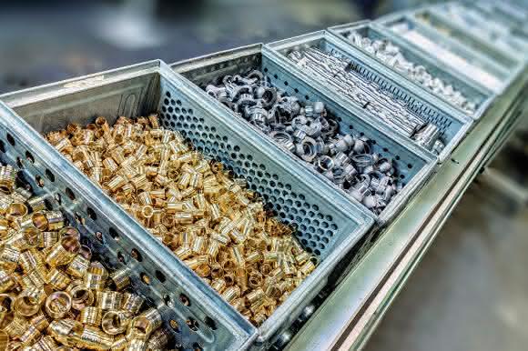 Kleineteile reinigen mit der Universal-71P-Reinigungsanlage von Dürr Ecoclean