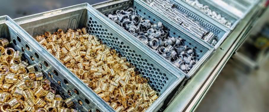 Kleineteile reinigen mit der Universal-71P-Reinigungsanlage von Dürr Ecoclean