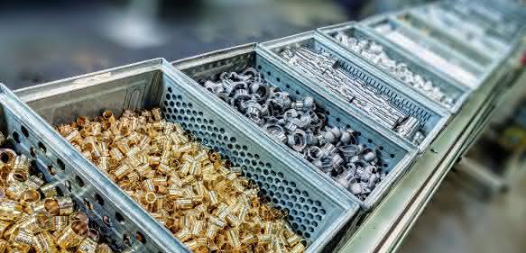 Kleineteile reinigen mit der Universal-71P-Reinigungsanlage von Dürr Ecoclean