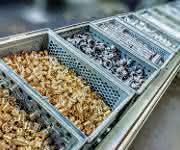 Kleinteile Kleineteile reinigen mit der Universal-71P-Reinigungsanlage von Dürr Ecoclean
