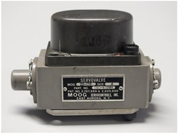 Servoventil der Baureihe Moog 22 Servoventil der Baureihe Moog 22 aus dem Jahr 1966