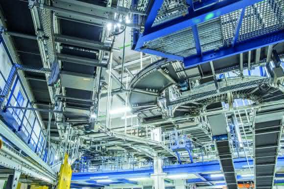 Kommissionieren mit Robotertechnik bei Engelbert Strauss: Ein Regal macht mobil Kommissionieren mit Robotertechnik bei Engelbert Strauss: Ein Regal macht mobil