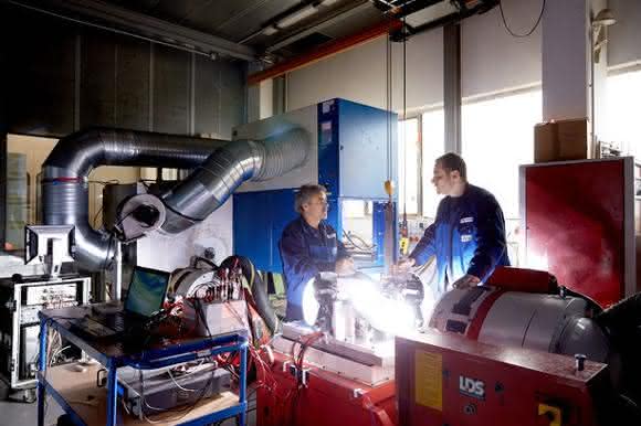 Mitarbeiter in der Fertigungsindustrie Brunel reagiert auf steigende Nachfrage in der Automobilbranche