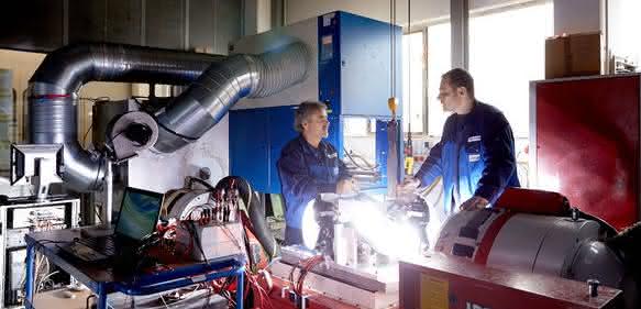 Mitarbeiter in der Fertigungsindustrie Brunel reagiert auf steigende Nachfrage in der Automobilbranche