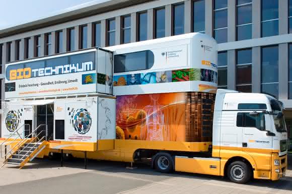 Im Mittelpunkt der BMBF-Initiative „BIOTechnikum: Erlebnis Forschung – Gesundheit, Ernährung, Umwelt“ steht die mobile Erlebniswelt BIOTechnikum: ein doppelstöckiger Truck, der Raum eröffnet für Wissenschaft zum Anfassen und den Dialog über die Biotechnologie. (© Initiative „BIOTechnikum: Erlebnis Forschung – Gesundheit, Ernährung, Umwelt“)