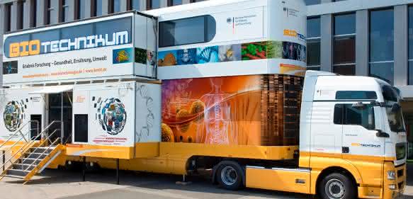 Im Mittelpunkt der BMBF-Initiative „BIOTechnikum: Erlebnis Forschung – Gesundheit, Ernährung, Umwelt“ steht die mobile Erlebniswelt BIOTechnikum: ein doppelstöckiger Truck, der Raum eröffnet für Wissenschaft zum Anfassen und den Dialog über die Biotechnologie. (© Initiative „BIOTechnikum: Erlebnis Forschung – Gesundheit, Ernährung, Umwelt“)