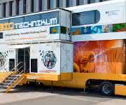 Im Mittelpunkt der BMBF-Initiative „BIOTechnikum: Erlebnis Forschung – Gesundheit, Ernährung, Umwelt“ steht die mobile Erlebniswelt BIOTechnikum: ein doppelstöckiger Truck, der Raum eröffnet für Wissenschaft zum Anfassen und den Dialog über die Biotechnologie. (© Initiative „BIOTechnikum: Erlebnis Forschung – Gesundheit, Ernährung, Umwelt“) Im Mittelpunkt der BMBF-Initiative „BIOTechnikum: Erlebnis Forschung – Gesundheit, Ernährung, Umwelt“ steht die mobile Erlebniswelt BIOTechnikum: ein doppelstöckiger Truck, der Raum eröffnet für Wissenschaft zum Anfassen und den Dialog über die Biotechnologie. (© Initiative „BIOTechnikum: Erlebnis Forschung – Gesundheit, Ernährung, Umwelt“)