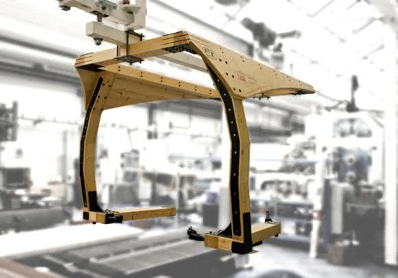 C-Haken auf Holzbasis
