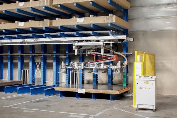 Eurotech Vakuumhandling in Kragarmregal integriert