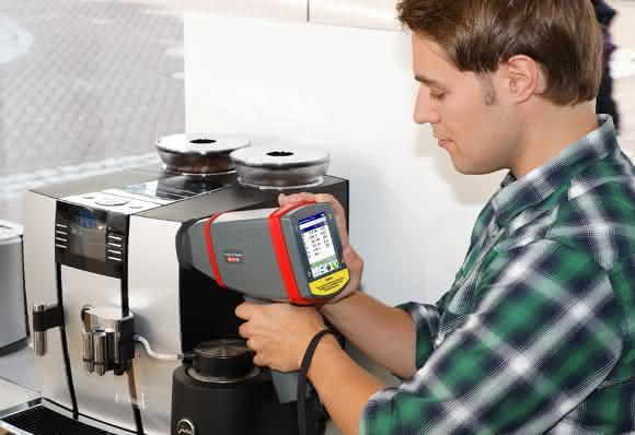 Spectro Analytical Instruments hat eine wesentliche Weiterentwicklung des Spectro xSORT RFA-Handspektrometers bekanntgegeben. Das Gerät wartet nun mit einer höheren Messgeschwindigkeit und einer verbesserten Leistung bei der Analyse von leichten Elementen auf. Spectro Analytical Instruments hat eine wesentliche Weiterentwicklung des Spectro xSORT RFA-Handspektrometers bekanntgegeben. Das Gerät wartet nun mit einer höheren Messgeschwindigkeit und einer verbesserten Leistung bei der Analyse von leichten Elementen auf.