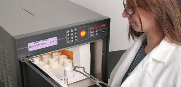 Neben der laufenden Produktion ist eine schnelle Aschegehaltsbestimmung auch bei Eingangskontrolle von Rohstoffen sowie in der Forschung und Entwicklung von großer Bedeutung. Abhilfe schaffen hier die High-Tech-Muffelofensysteme von CEM: Das Phönix sowie das Phönix SAS.