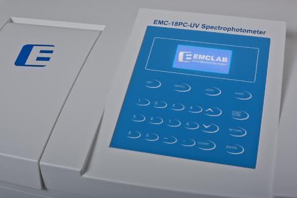 Mit der Erweiterung durch des EMC-18PC-UV bietet EMCLAB Instruments ein neues UV/VIS-Spektrophotometer mit einer Bandbreite von 2 nm an.