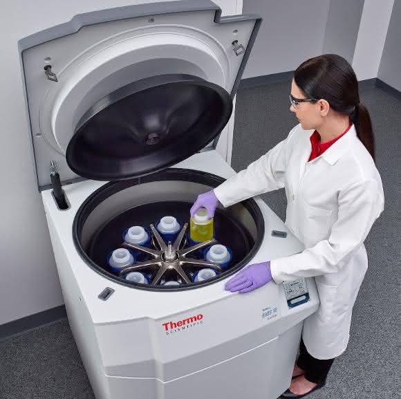 Die neue Thermo Scientific Sorvall BIOS 16 Zentrifuge wurde speziell dafür entwickelt, die Produktivität beim Bioprocessing zu steigern. Die neue Thermo Scientific Sorvall BIOS 16 Zentrifuge wurde speziell dafür entwickelt, die Produktivität beim Bioprocessing zu steigern.