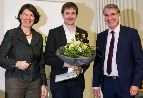 Von links: Prof. Dr. Thisbe K. Lindhorst,  David Fabry und Oliver Lautenschläger.