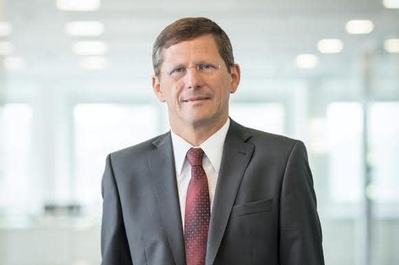 Zeiss weiter auf Wachstumskurs – Dr. Michael Kaschke, Vorstandsvorsitzender der Carl Zeiss AG, gab am 29. April die Zahlen des ersten Geschäftshalbjahrs 2015/16 bekannt.