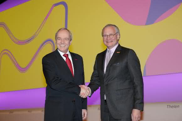 Merck-CEO Kley (links) übergab die Unternehmensführung auf der Hauptversammlung nach neun Jahren an der Spitze an Stefan Oschmann.