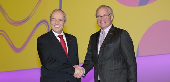 Merck-CEO Kley (links) übergab die Unternehmensführung auf der Hauptversammlung nach neun Jahren an der Spitze an Stefan Oschmann.