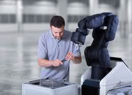 Interaktion von Mensch und Maschine: Hand in Hand mit Menschen