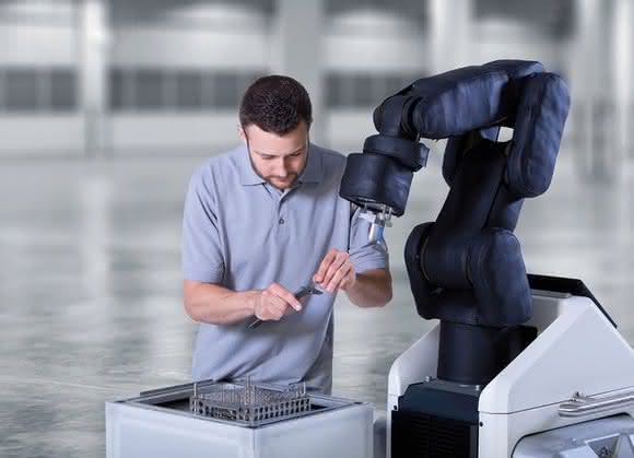 Interaktion von Mensch und Maschine: Hand in Hand mit Menschen