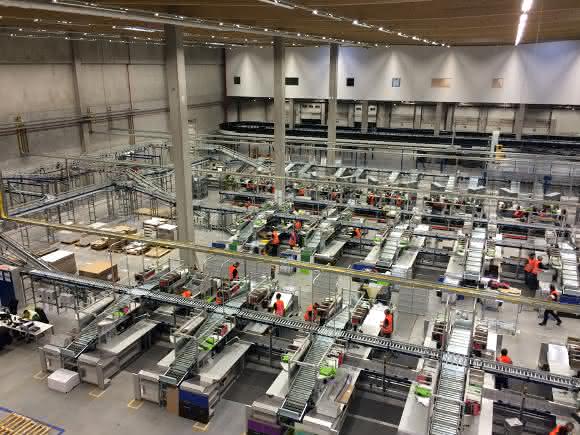 Ebay Lager in Halle Blick auf den Verpackungs- und Konsolidierungsbereich