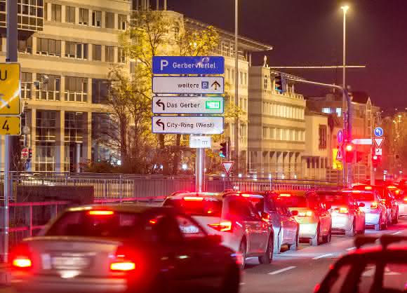 Parkplatzsuche Bosch vereinfacht die Parkplatzsuche und automatisiert Schritt für Schritt das Einparken