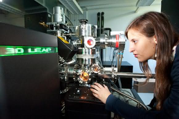 Die Atomsondentomographie zeigt die inneren Strukturen der Materialien bis hin zum einzelnen Atom. Sie wird dabei helfen, die Aussagekraft der neue Röntgentomographie zu überprüfen (Foto: Oliver Dietze).