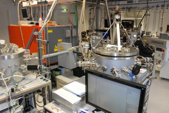 Labor zur Laser-Plasmaabscheidung von Prof. Lorenz und Prof. Grundmann. (Foto: Prof. Dr. Michael Lorenz / Institut für Experimentelle Physik II)